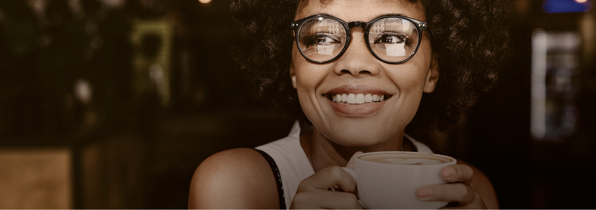 Mulher tomando café e sorrindo